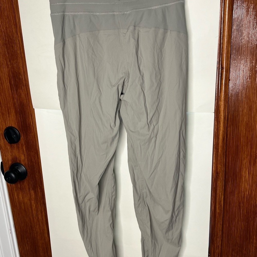 lululemon Studio Joggers Sz 6 Riverstone - Picture 5 of 5